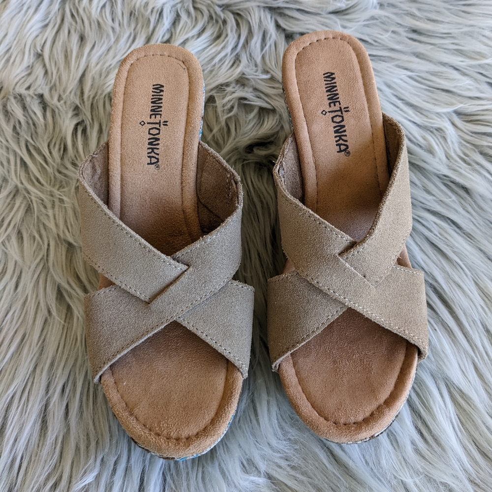 Minnetonka Platform Leather Slides - Picture 2 of 13